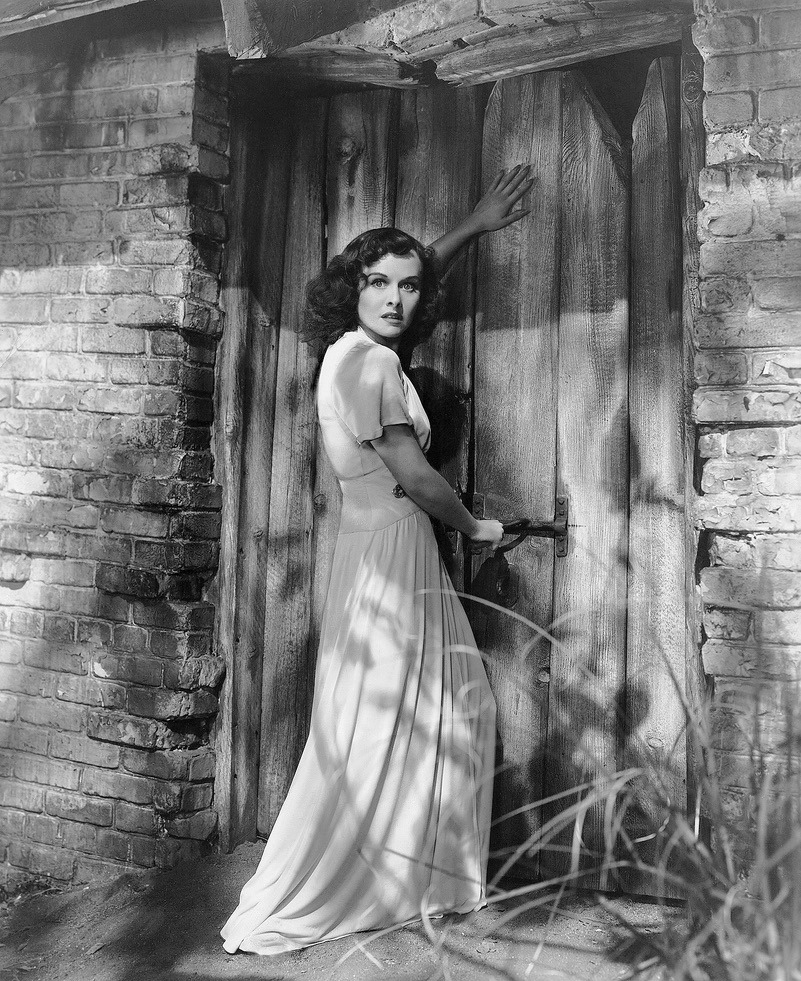 annies-classic-beauties:
“Paulette Goddard (The Cat and the Canary, 1939)
”