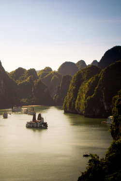 l0stship:  Ha Long Bay. by Sean Lowcay (source) 