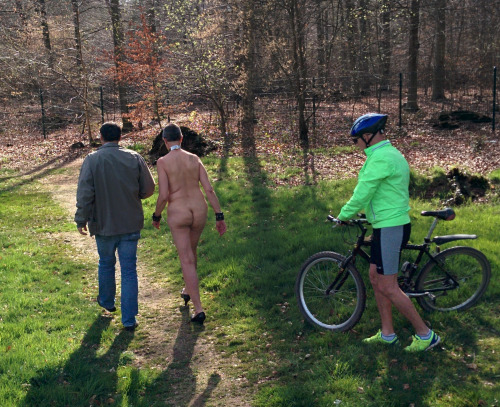 theherr1234:  Die Sklavin wurde vollkommen nackt an einem Autobahnparkplatz ausgestellt und dann von den anwesenden Herren in den Wald zur Benutzung geführt 