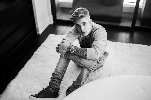 LAST DAY TO GET AN AUTHENTIC AUTOGRAPHED PHOTO OF JUSTIN BIEBER OR ARIANA GRANDE              (Donat