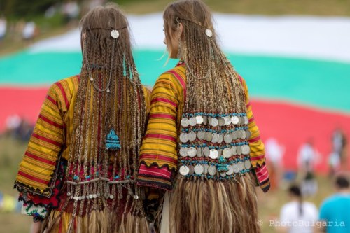 zvetenze:Traditional hairstyles from the Pomak village of Startsevo in the Smolyan region, by Anika 