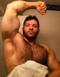 thebiggerthebetter2:Come and lick my sweaty pits boy