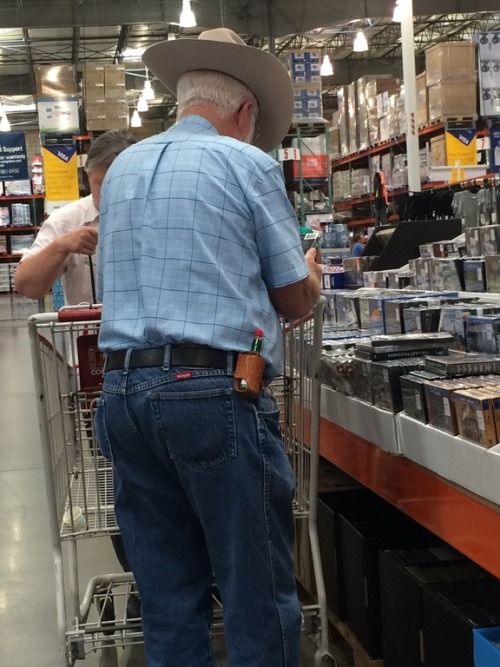 Porn humoristics:  This guy has a holster for photos
