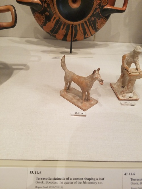 fanfeline: look at this tiny terracotta dog statue I found at the Metlook how cutegood boy