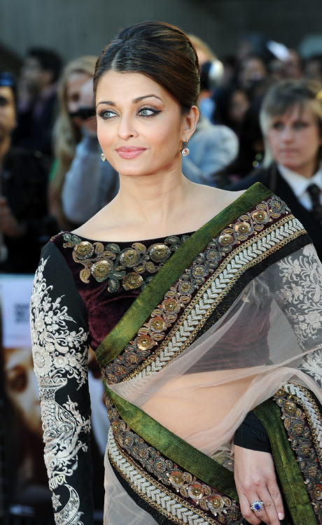  Aishwarya Rai Looks Stunning in Saree At Film “Raavan” UK Premiere - 16/06/2010. CLICK HERE TO SEE 