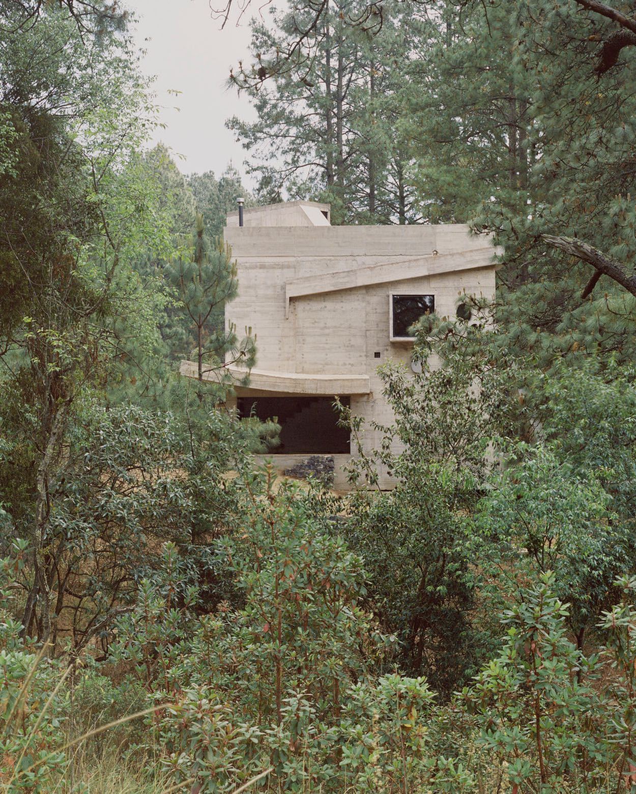 The Alférez House in Cañada De Almere’s, Mexico by @ludwiggodefroy Photographs by @arorygardiner More photos on @cabinporn.