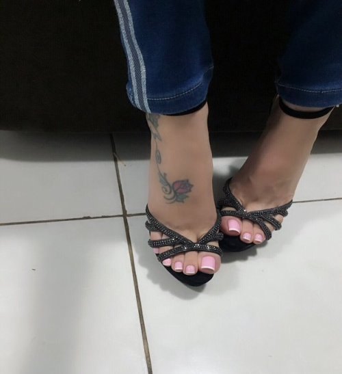 unbelievablefeet:Twitter Webfinds - Source: @FeetLoira