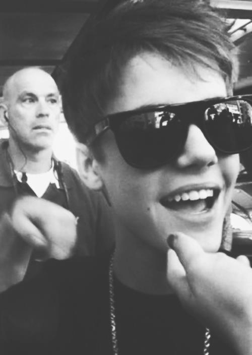 c0up1es:  his smile > breathing
