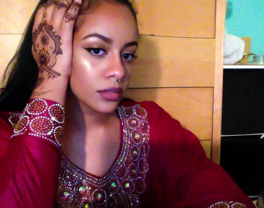 shawty-arabia:  Eid Mubarak 🌙  Wow she looks like Aaliyah !