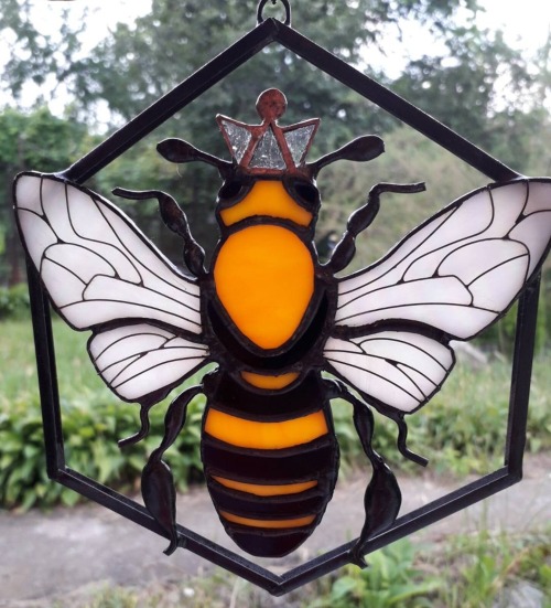 hyvetyrant:sosuperawesome: Glassbee on Etsy The queen bee stained glass…. I might NEED that.