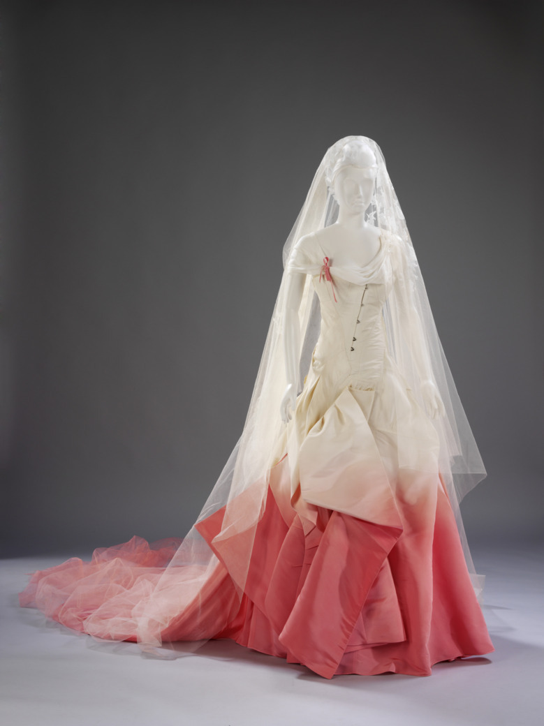 ignisaquaterraaeris:  Gwen Stefani’s Wedding Dress by John Galliano. 2002. (x)