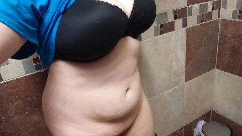 nicolesdirtymindxxx:  Naughty pic from being at work all day. Fill my ask box and ill reply to everything when i get off :)