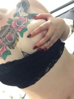 asubmissive:  One last topless tuesday because it’s my first on this blog :)