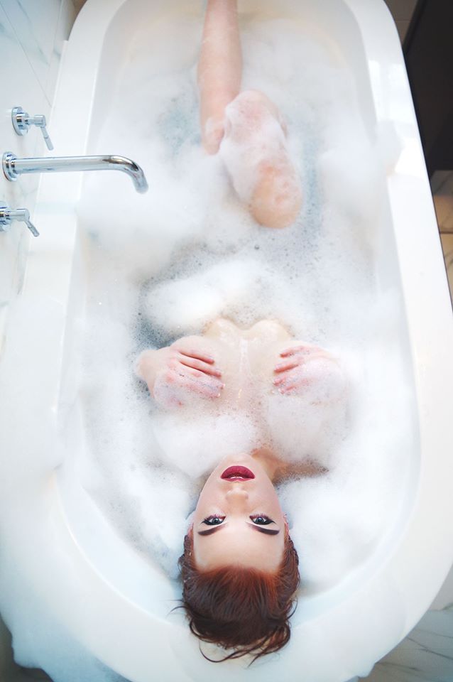 miss-deadly-red:  Bubblesbubblesbubbles &lt;3 Photography/Retouch: @kittykemsphotographyModel/MUA/Styling: