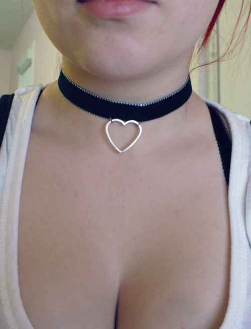 sara-meow: Got bored, made this choker out of velvet ribbon >.< I think I should sleep soon..m