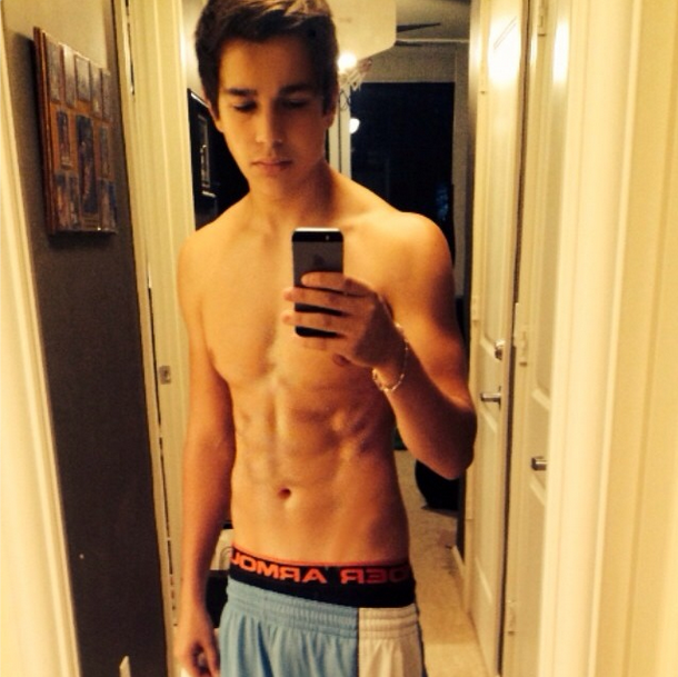 cantle454:  mmmm nice abs Austin ;) 