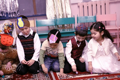 ofskfe:Jewish children playing with dreidels in Bishkek, Kyrgyzstan. 