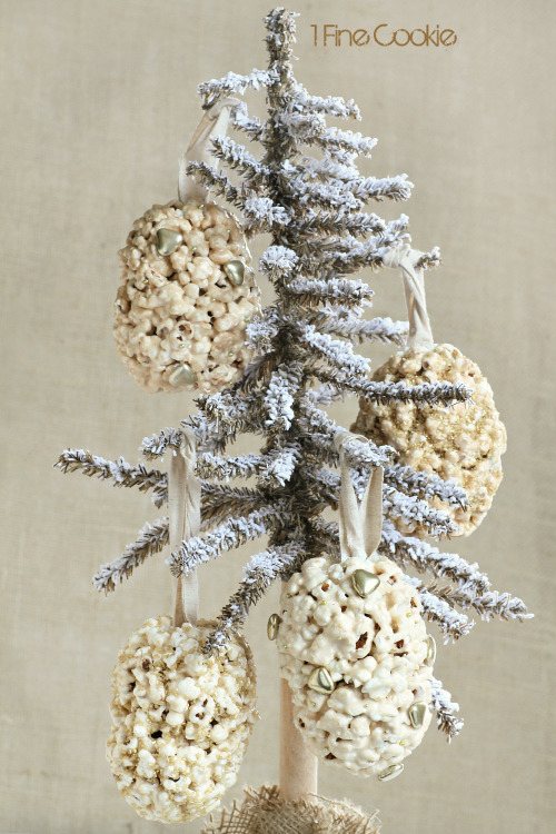 Popcorn Ornament Balls filled with Holiday Surpriseswww.1finecookie.com/2013/12/popcorn-ornam