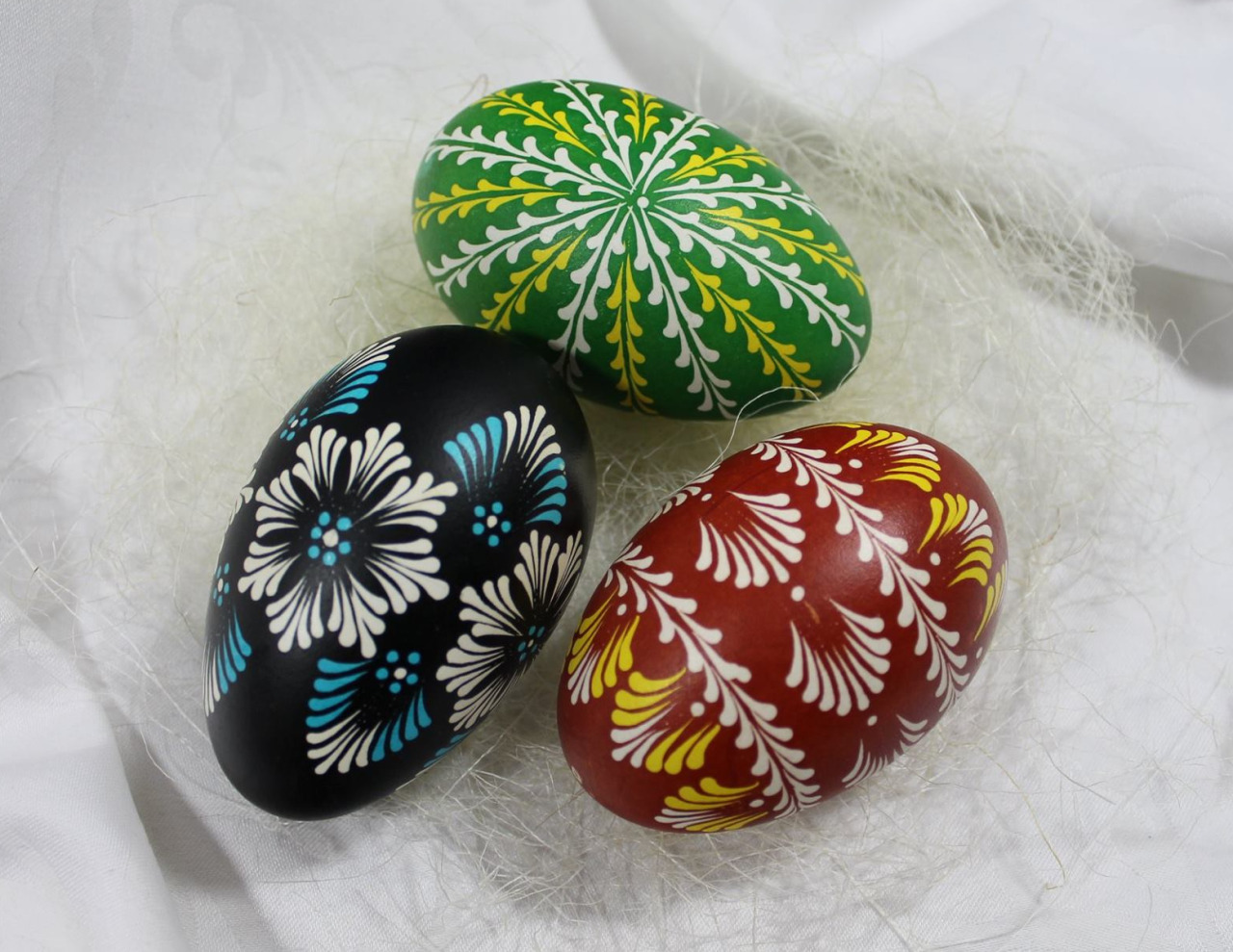 Pisanki (Polish Easter eggs) made in batik technique (with the use of melted wax applied on eggs before dyeing).
© pisanki-art.pl