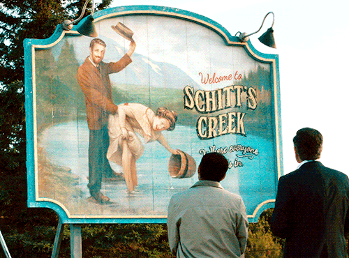 romeoquinns:Keep an eye on these bags. Apparently in hell, there’s no bellman. SCHITT’S CREEK SEASON