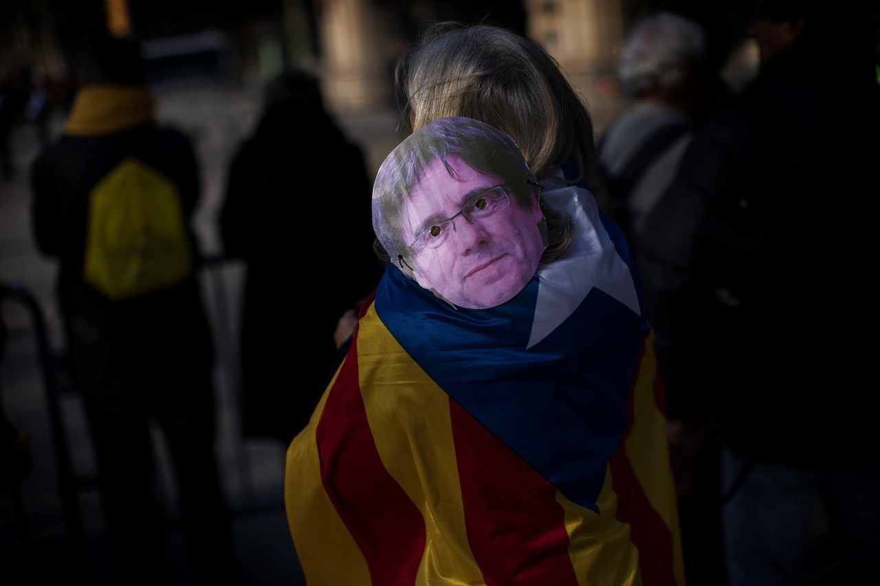 CARETAS. Carles Puigdemont ante el Palau de la Generalitat durante la marcha en la que miles de personas se han reunido en las inmediaciones del Parlament, a la hora en la que debía comenzar el pleno de la sesión de investidura, finalmente aplazado...