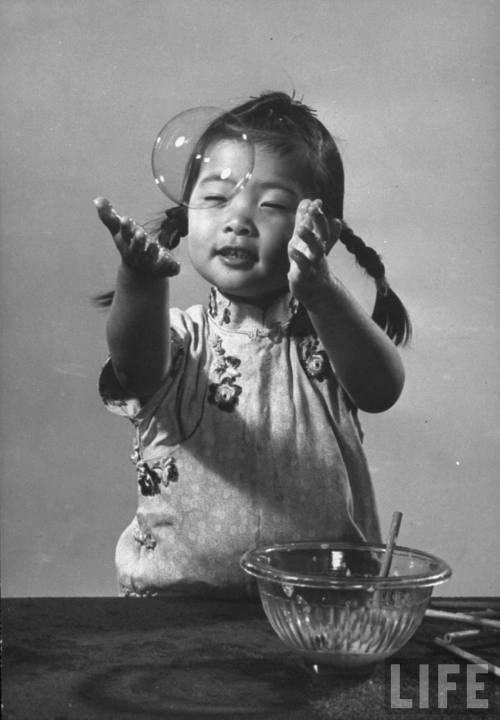 electronicsquid:Catching the bubble(Gjon Mili. 1941)