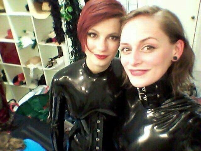 Lover of latex, pvc, leather and plastic selfies.