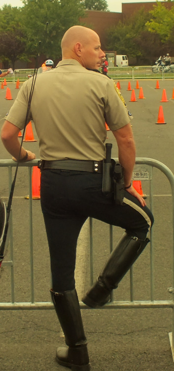 cops-in-boots: Motorcycle cop in tall leather boots Nice boots