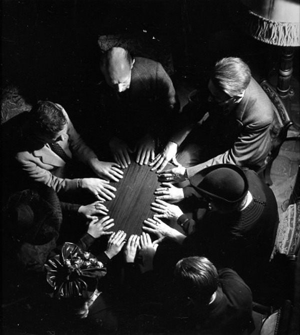 c86:  Robert Doisneau - La table qui tourne, 1943 