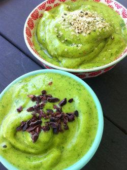 sunnyskies-slimthighs:  heyfranhey:  Mango &amp; Pineapple Green Smoothie Breakfast Bowl Recipe here.  WHAT! 