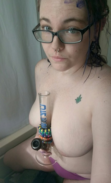 ever-ton:  I love this lighter, and I love this bong.