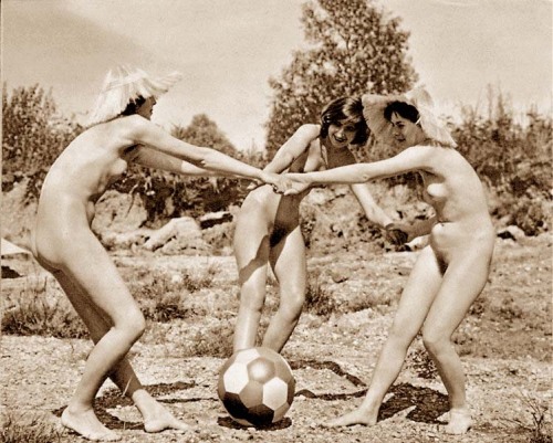 priscillastuff:  Vintage Nudism  -  In many vintage photos the use of a ball as a prop or as a source of exercise is very common. (Please keep all comments and credits when re-blogging, it’s the correct and honorable thing to do. Thank you.) 