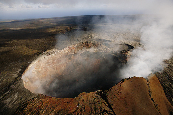 te-lo-voy-a-meter-seco-y-pelao:  Volcano Shots Mauna Loa by Greg + Jannelle on Flickr.