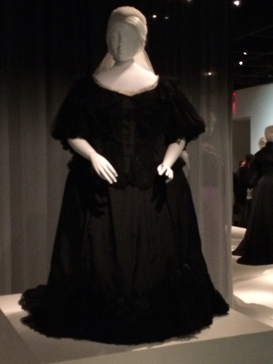 meandersqueen:  Some of the lovely ensembles we saw at the Death Becomes Her mourning