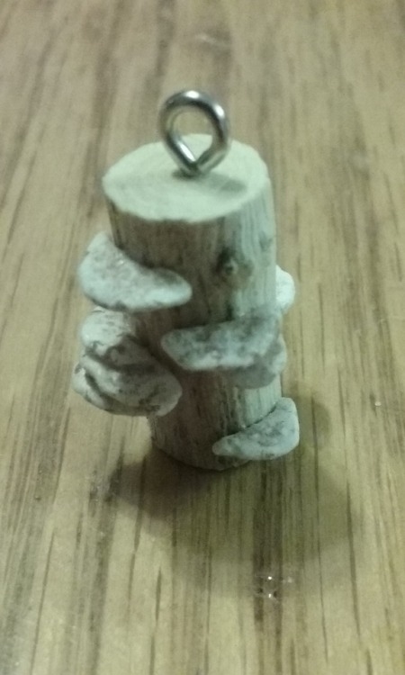 bonkalore:  The newest addition to my jewelry crafting so far! It’s tiny af but that’s also why it took so long to do fff… I plan to do an earring set but this alone took about 5-6 hours…  Every set and piece will be uniquely sold since I literally