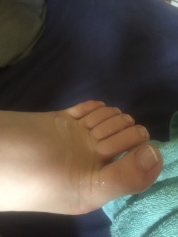 ellessexyfeet:  This was the result of a handjob all over her feet;) amazing!