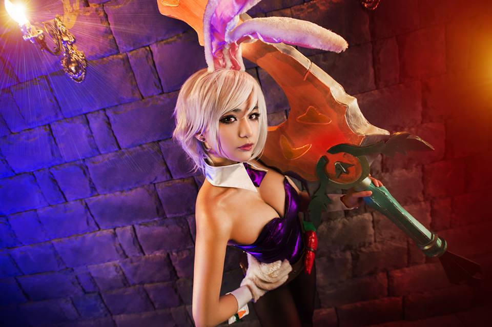 league-of-legends-sexy-girls:  Riven Cosplay