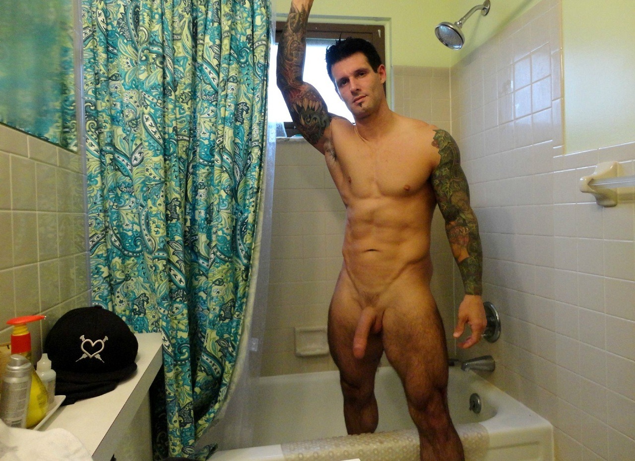 selsableetvanille:  Hung tattoed guy  