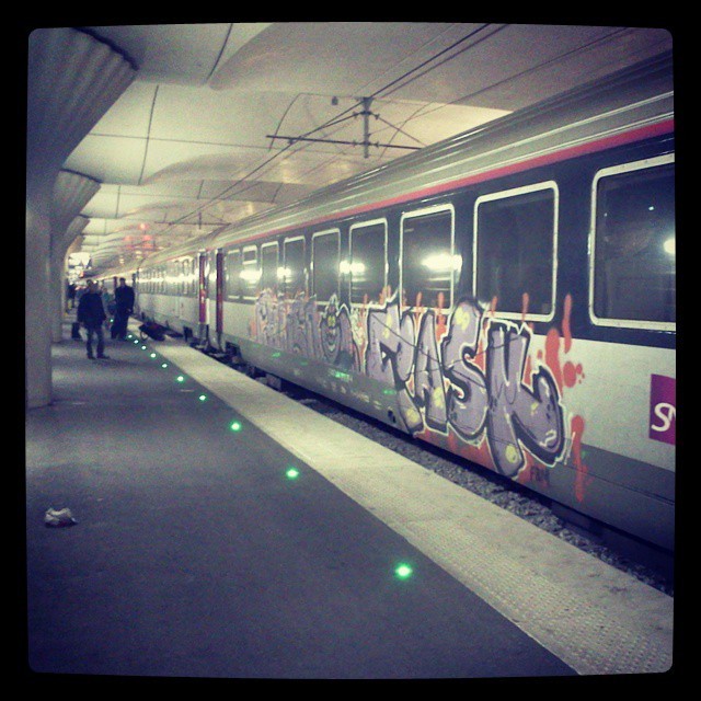 ☆☆☆ Reportage en images à #Paris ☆☆☆☆
#flop #paristonkarmagazine #art #gare #streetart #graffiti #writer #artistes #stencil #painting #art #urban #train #Paris #france #tag #throwup #drawings #vandale #vandalism #hiphop #ville