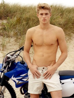 itsswimfever:  Blond beach biker…