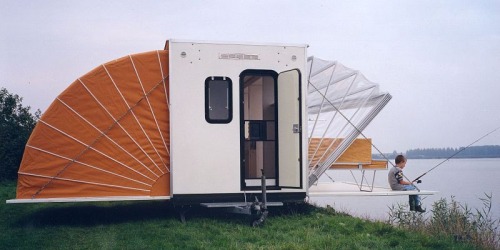 foundneo:  “De Markies” (The Awning) was an entry in the “Temporary Living” competition 1985 and was conceived as a mobile home. On the road, it measures 2.00 m by 4.50 m, and once it has arrived at its destination its floorspace can be increased
