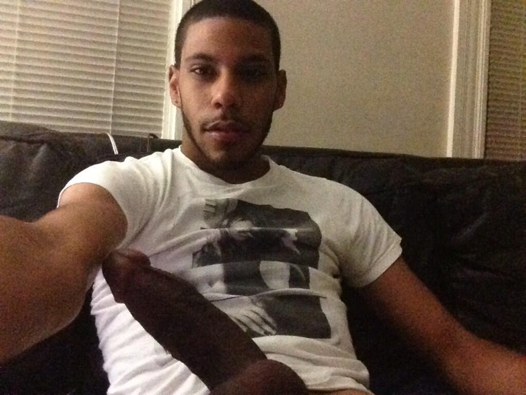 4thaluvofsexyguyz:  Damn he’s phyne!!