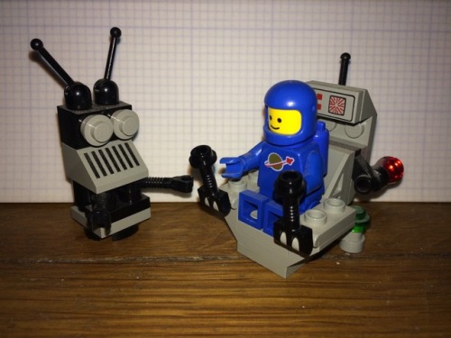 Have a whole batch of tiny Classic Space sets…6809: XT-5 and Droid (’87) - An extremely simpl