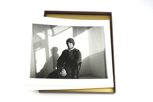 《浮槎散記》是攝影家林柏樑於高雄市立美術館個展的展冊，收錄他自1970年代以來的攝影創作、場景記憶與反思。林柏樑（1952-）生於高雄，1970年代他師從畫家席德進習畫，同時也開始自習攝影，1977年