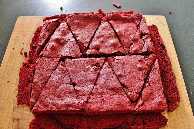 afrogrrrlxvx:  thecakebar:  Red Velvet Brownies  I’m going to have to veganize