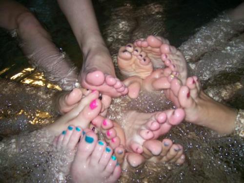 js051971: toesucker66:  Feet and toes heaven  Sweet Jesus!