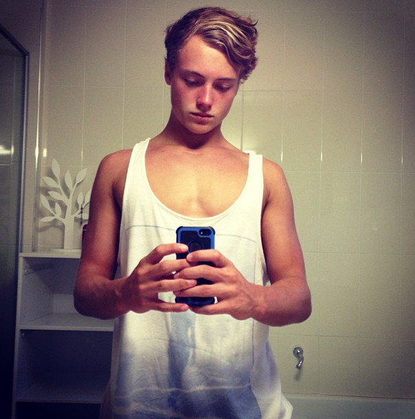 kylegean:  motdrobert2:  Kik-stand chaos!  Str8 boys sexting.  Hot Gold Coast surfer,