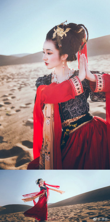 dressesofchina: Tang dynasty styled circle collared ruqun from 幽窗小记-