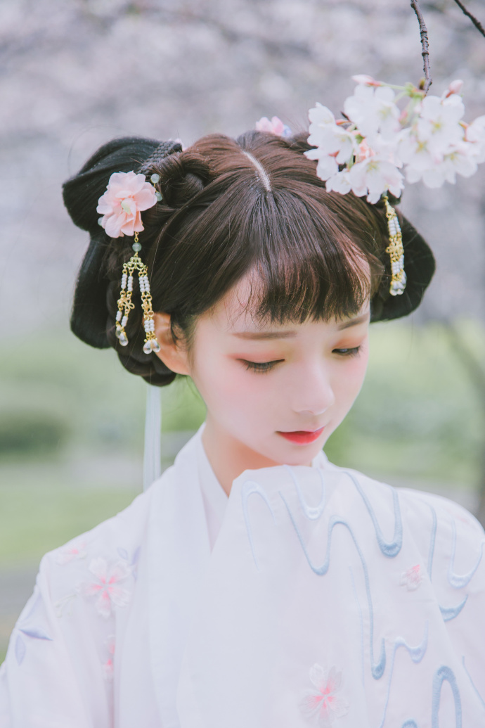 Chinese traditional makeup and hairstyle by MOD 21  Bridestorycom