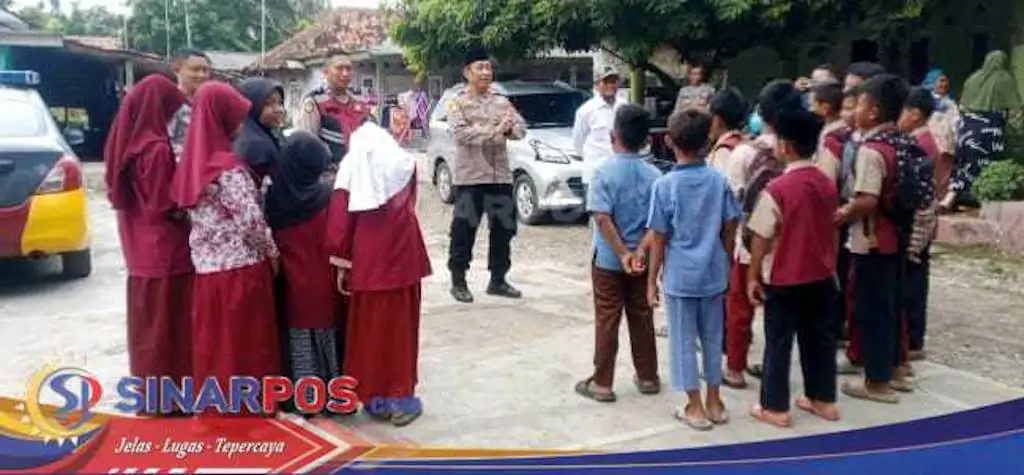 Kapolsek Klari Silaturahmi Kamtibmas Jumpai Santri Hafiz Qur’an Ponpes Al Baghdadi, Berikan Tali Asih